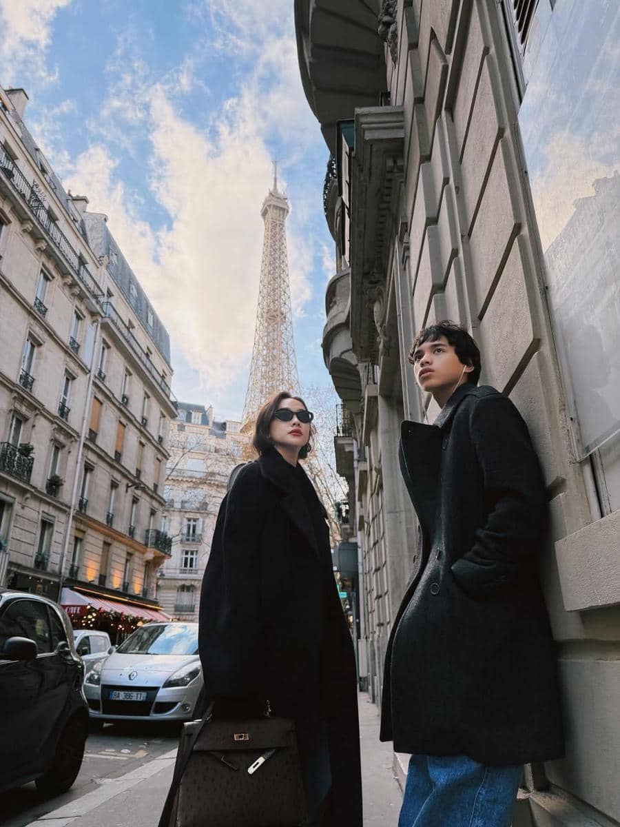 Keluarga BCL jalan-jalan di Paris.