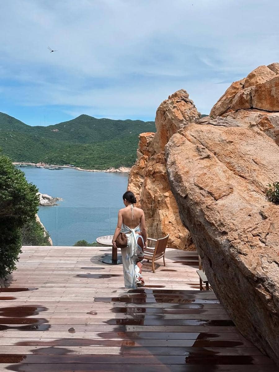 Nicole Parham liburan di Teluk Vinh Hy, Vietnam.