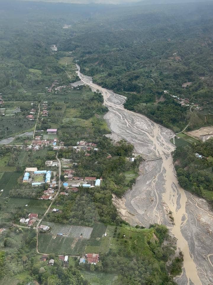 Zaskia Adya Mecca salurkan bantuan ke Kota Takengon.