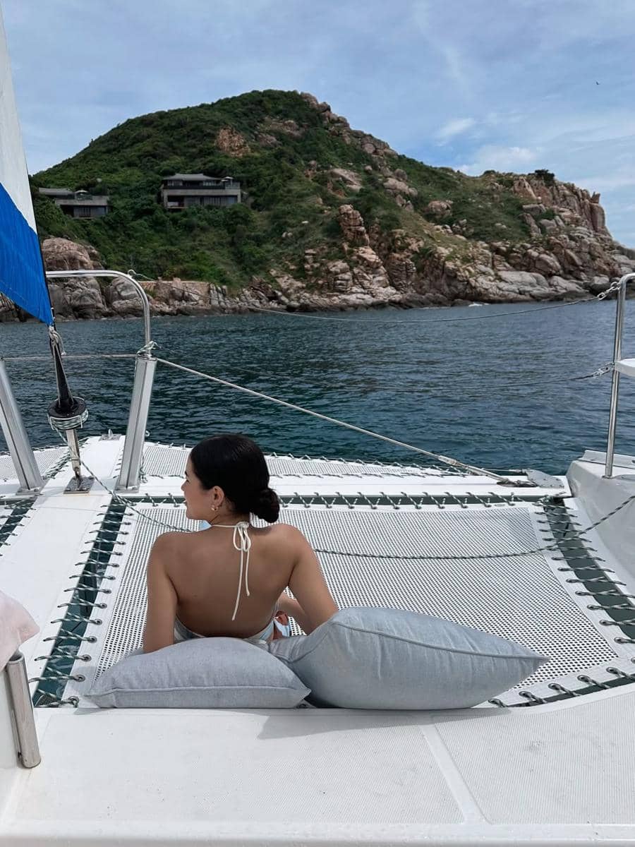 Nicole Parham liburan di Teluk Vinh Hy, Vietnam.