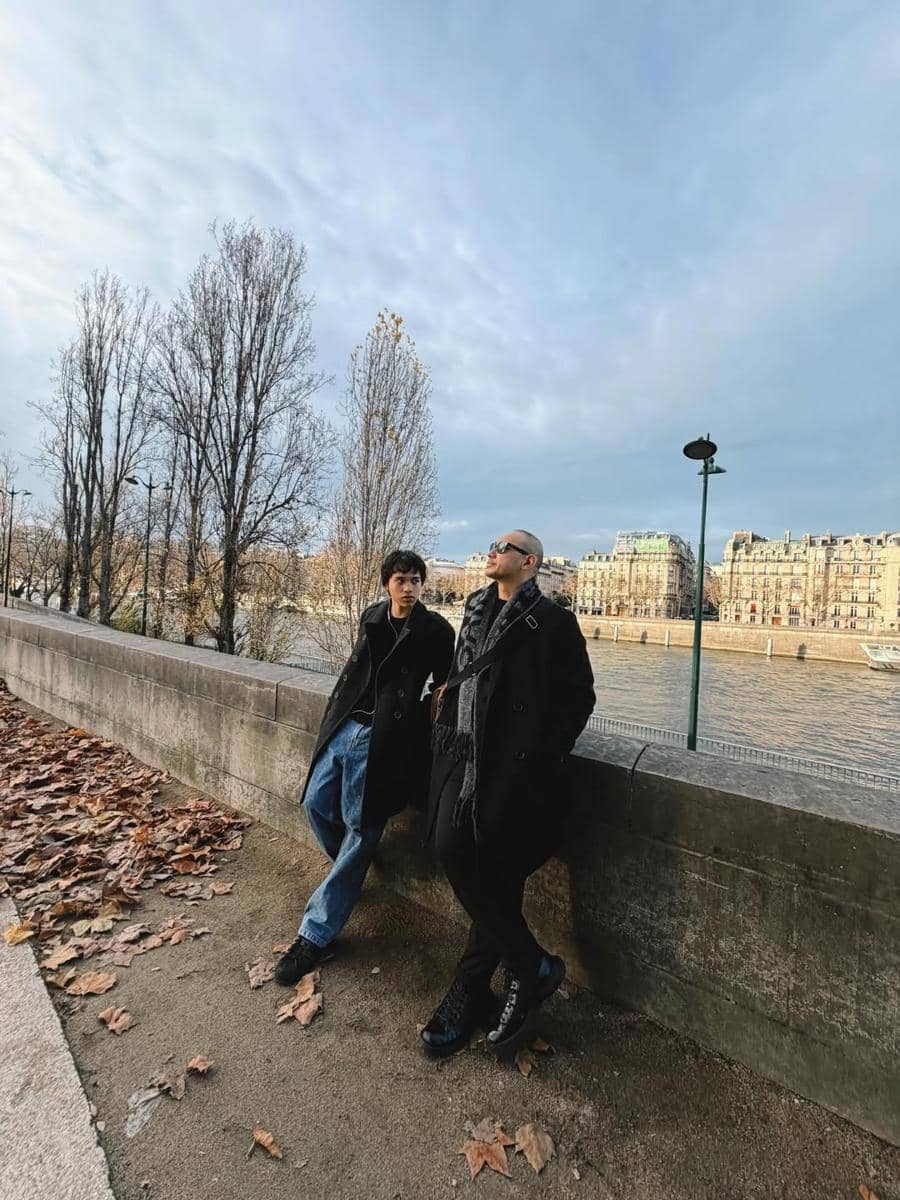 Keluarga BCL jalan-jalan di Paris.