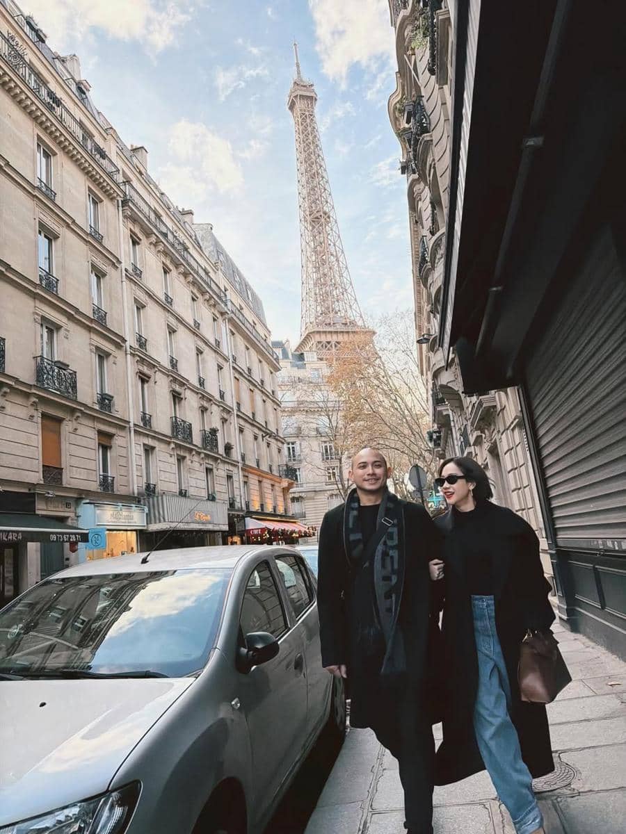 Keluarga BCL jalan-jalan di Paris.