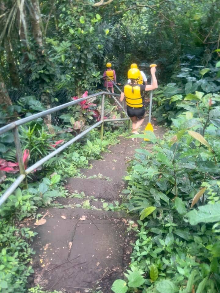 Acha Septriasa bermain rafting di Bali.