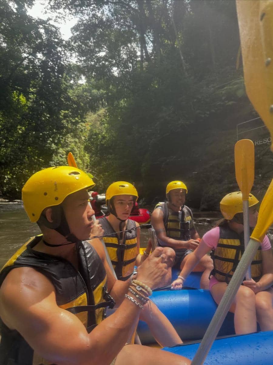 Acha Septriasa bermain rafting di Bali.
