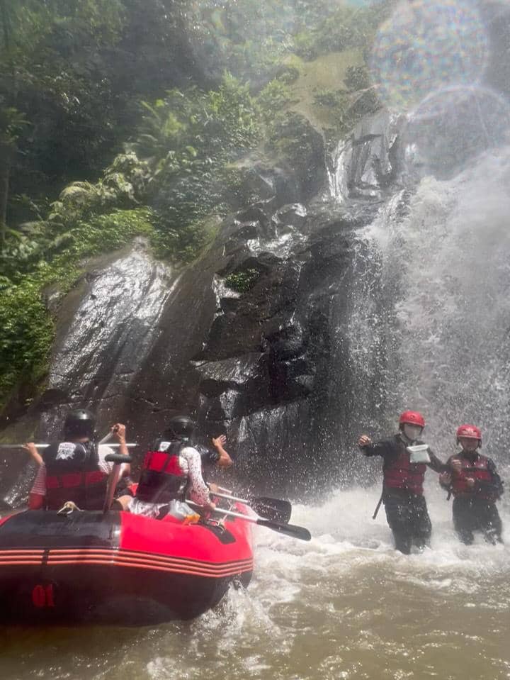 Acha Septriasa bermain rafting di Bali.