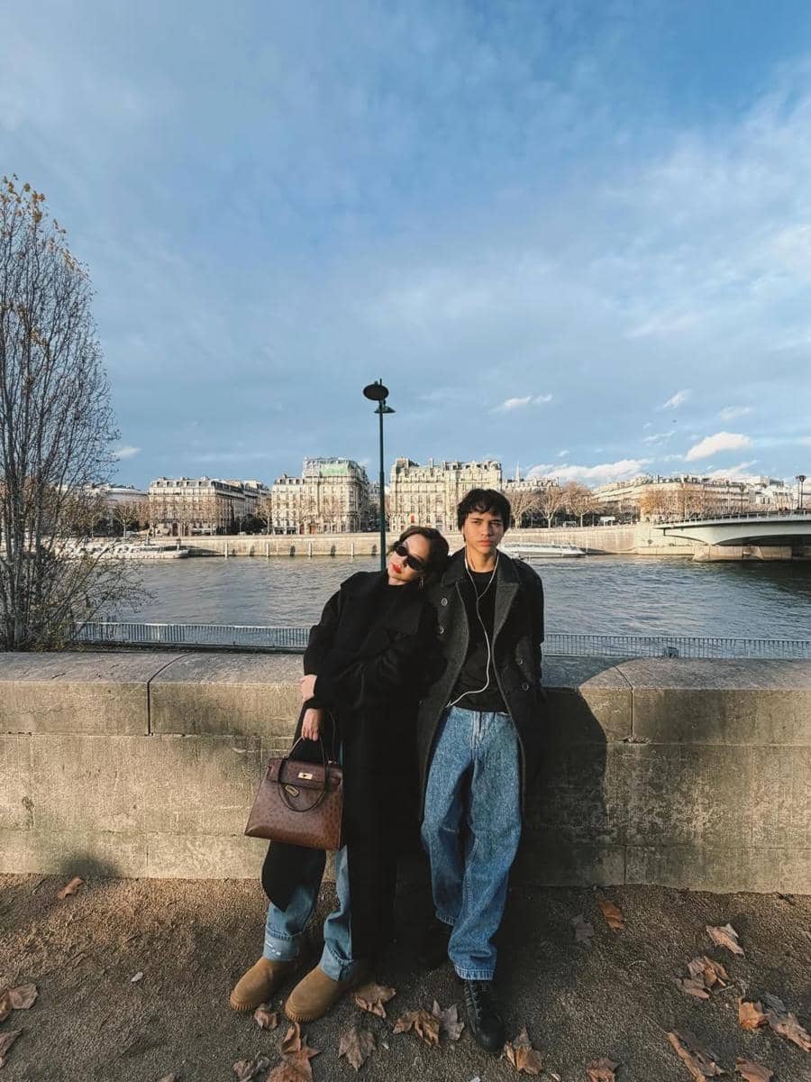 Keluarga BCL jalan-jalan di Paris.