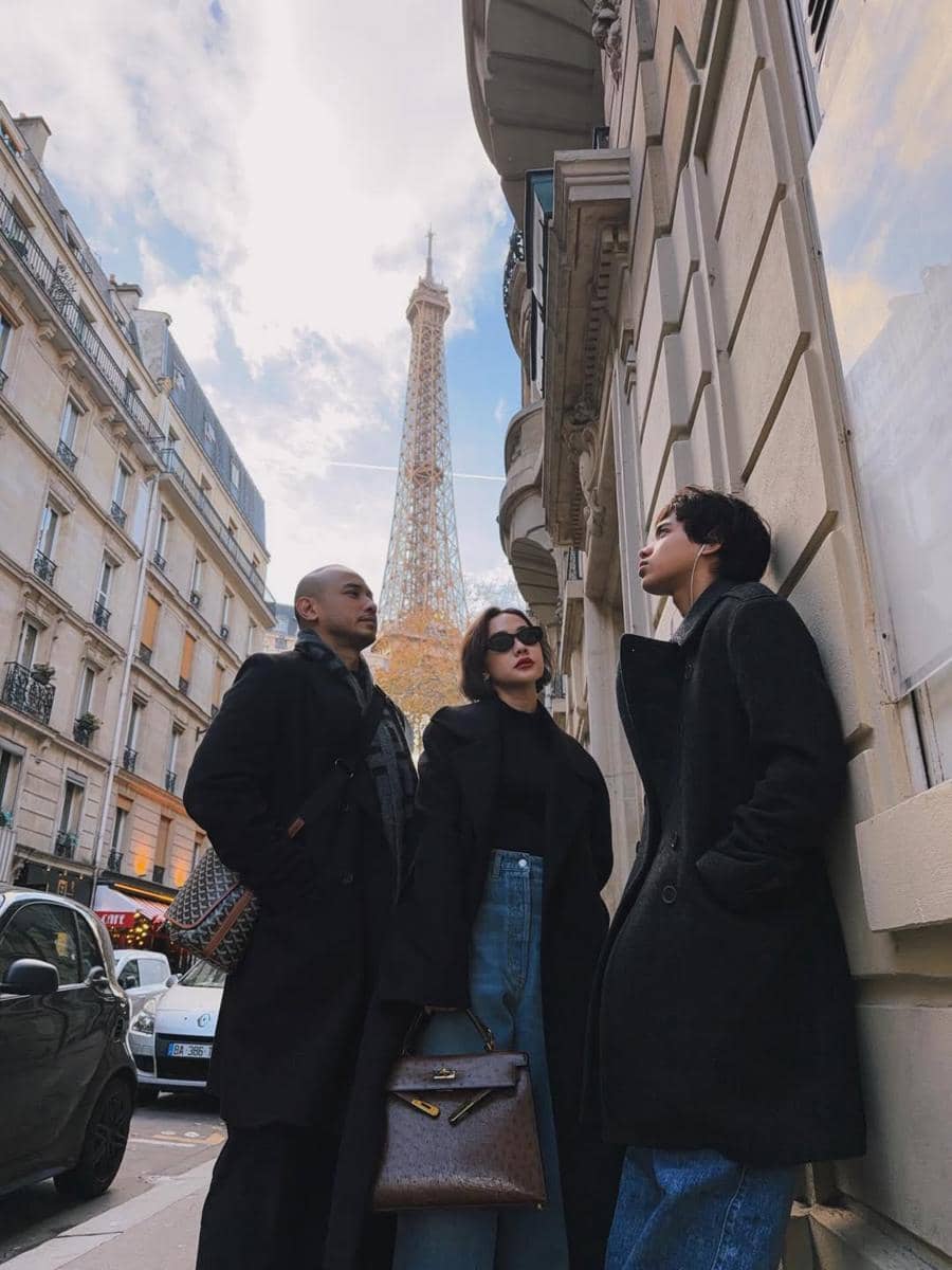 Keluarga BCL jalan-jalan di Paris.