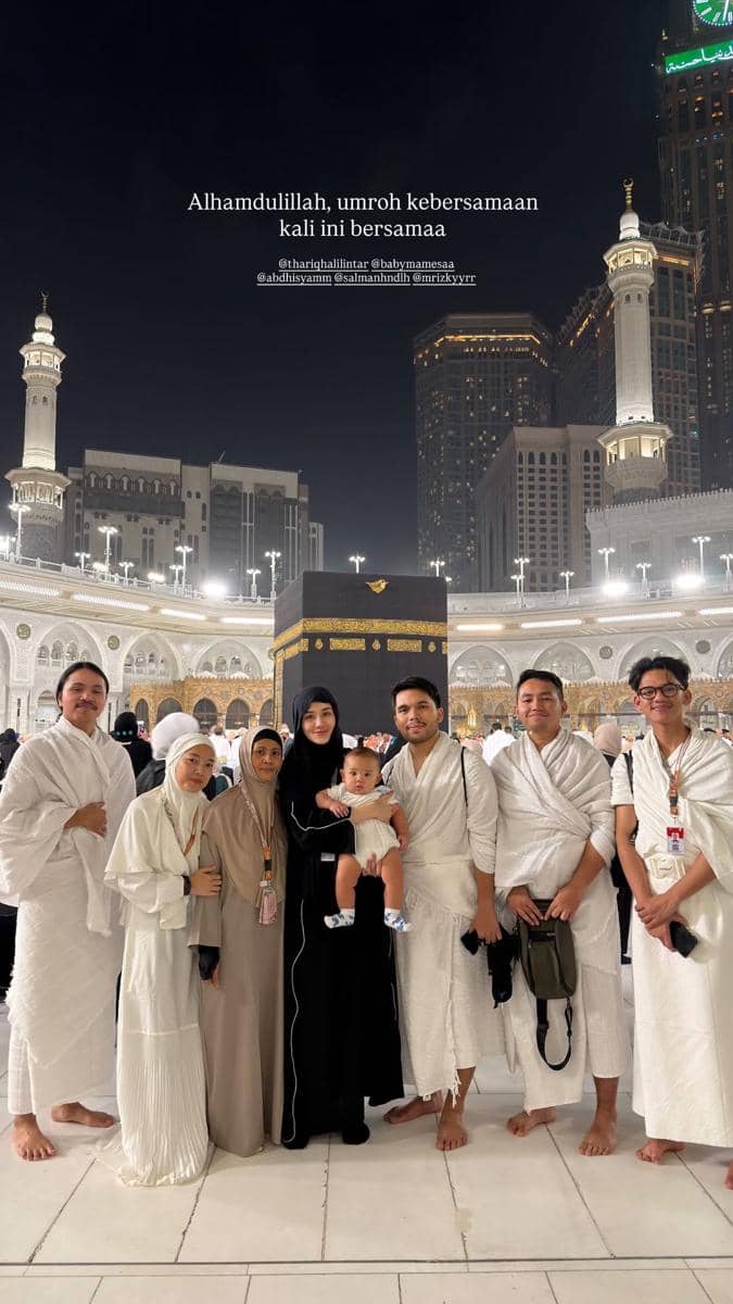 Keluarga Thariq Halilintar beribadah umrah