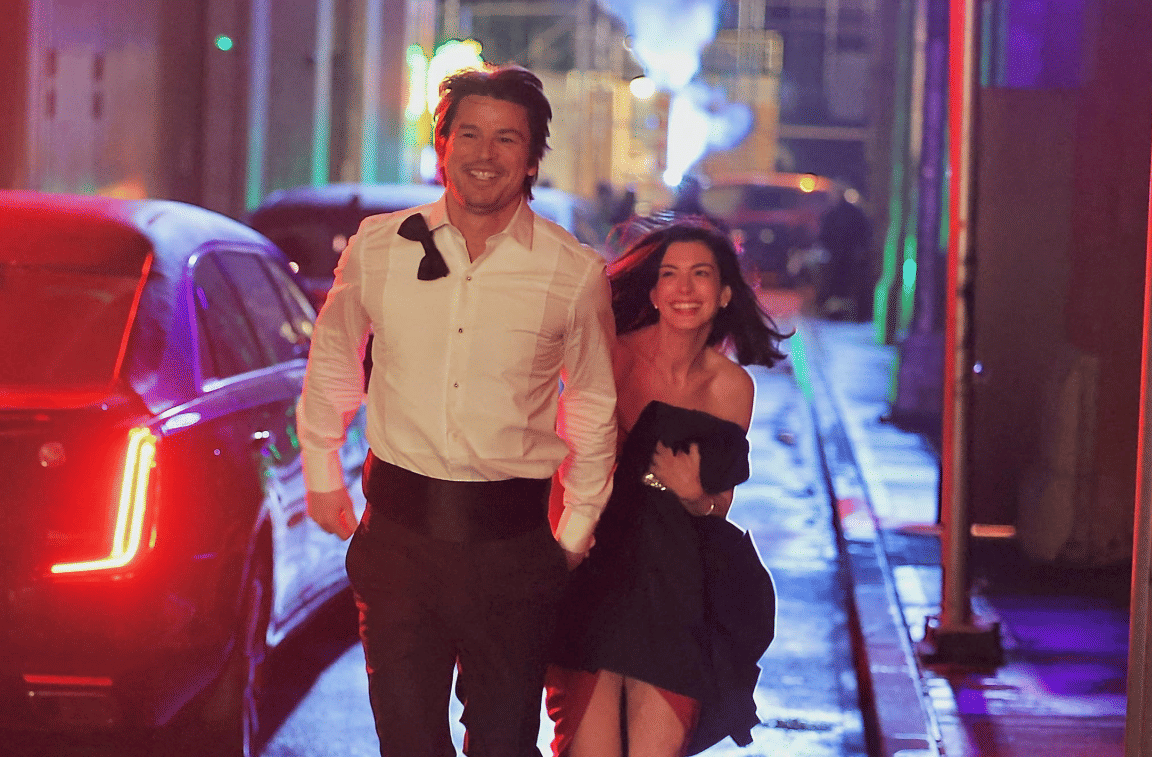 Anne Hathaway dan Josh Harnett dalam proses syuting film Verity