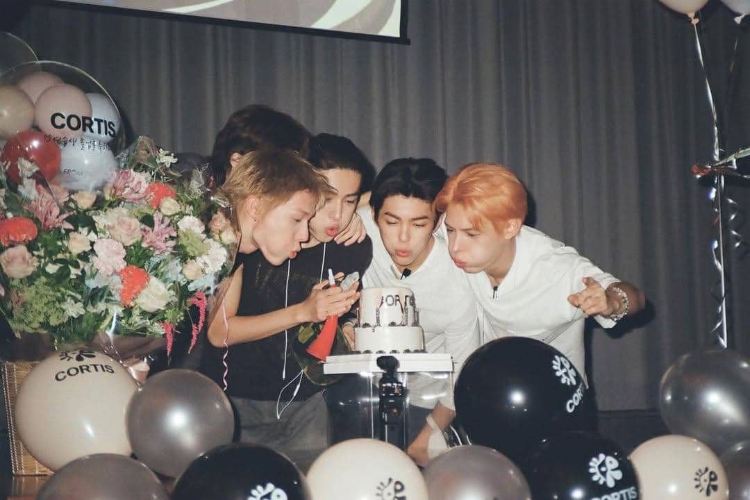 CORTIS merayakan 100 hari debut