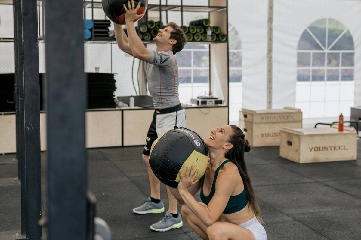 Latihan HIIT wall ball.