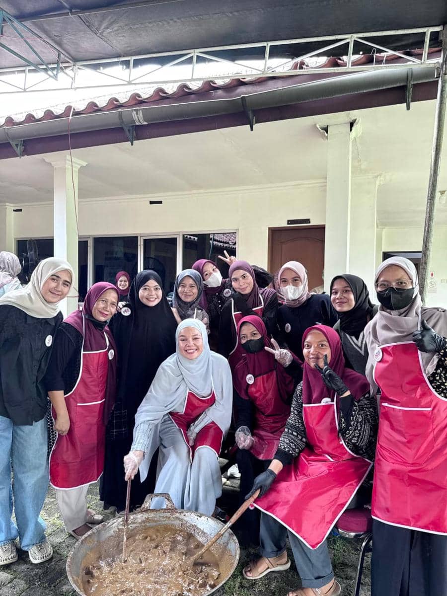 Dewi Sandra dan Relawan masak rendang.jpg