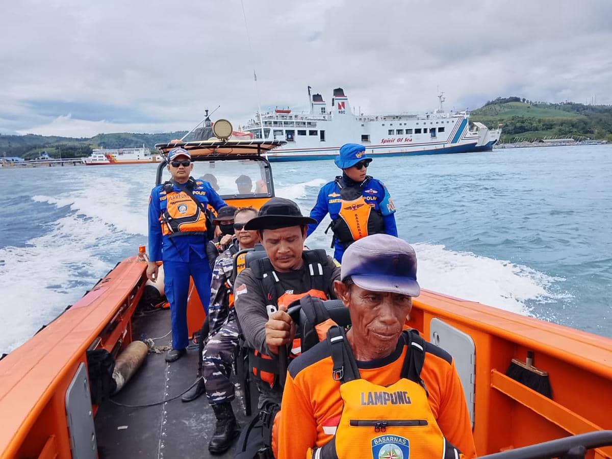 Tim SAR gabungan melaksanakan operasi pencarian korban Dimas Aditiyawan.