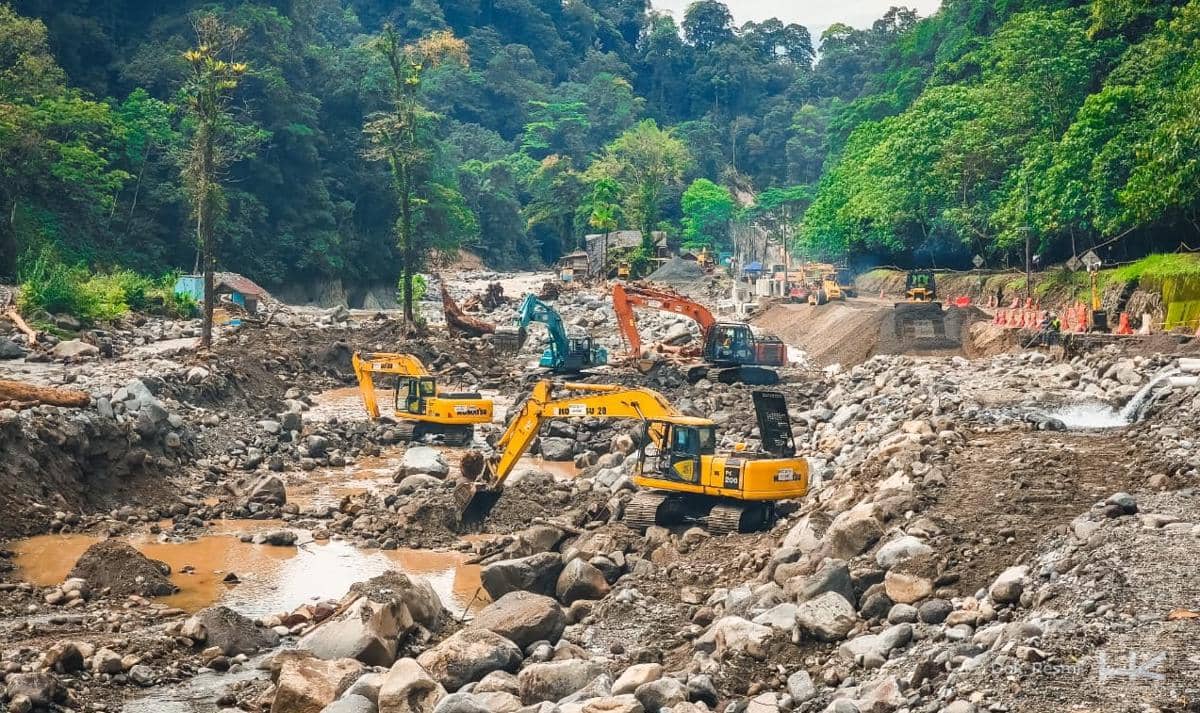 Pemulihan jalur Lembah Anai pasca banjir bandang dan longsor.