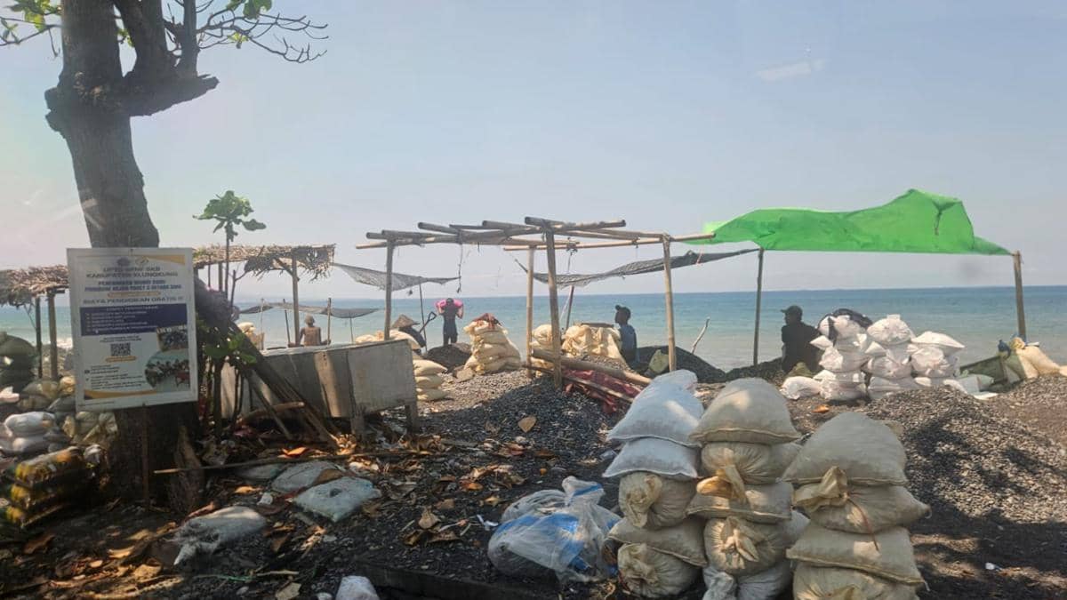 Kondisi pesisir Watu Klotok, Klungkung.