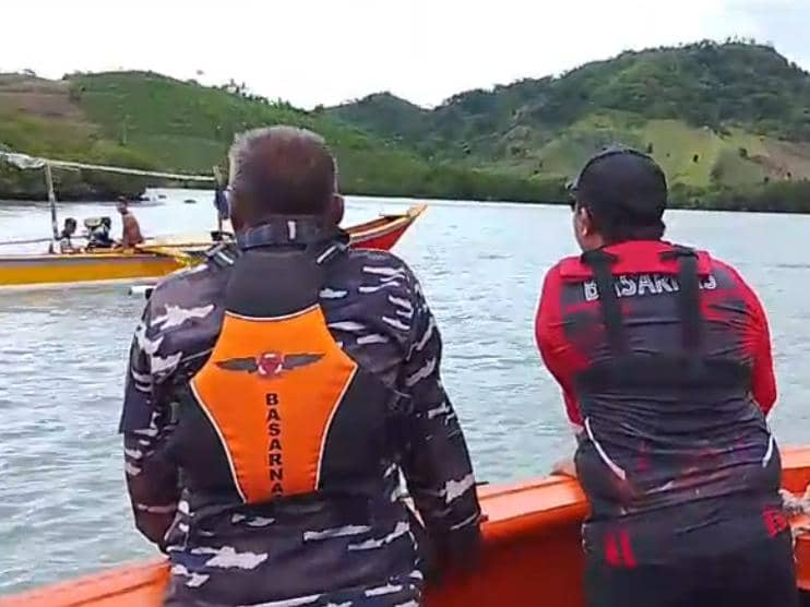 Tim SAR gabungan melaksanakan operasi pencarian korban Dimas Aditiyawan