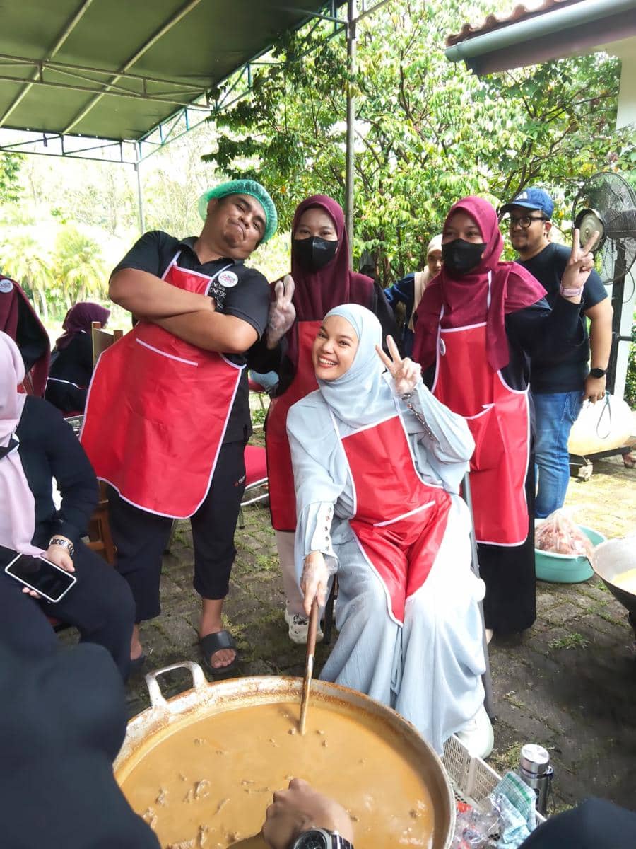 Dewi sandra masak rendang.jpg