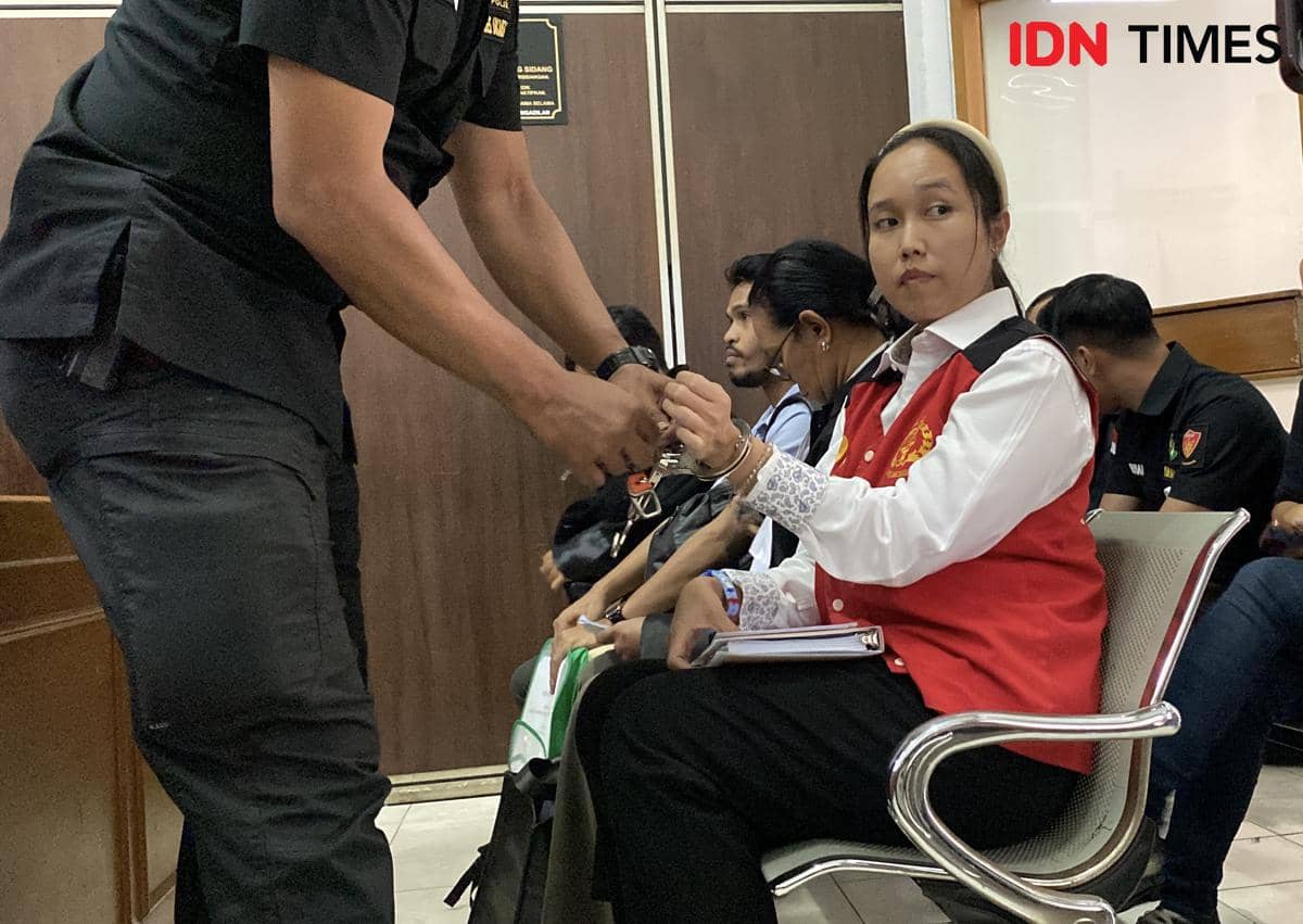 Bos Mecimapro, Fransiska Dwi Melani kembali menjalani persidangan di PN Jaksel, Selasa (9/12/2025). (IDN Times/Irfan Fathurohman)