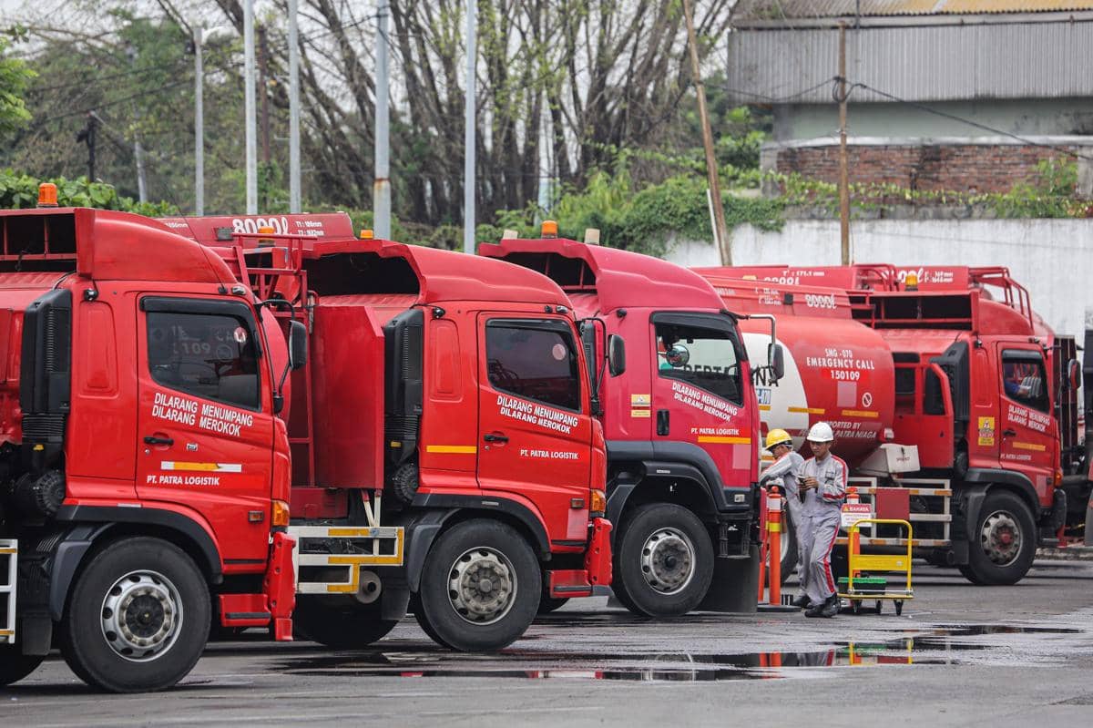 Petugas mengecek kondisi mesin mobil tangki Bahan Bakar Minyak (BBM) sebelum melakukan distribusi di PT Pertamina Patra Niaga Integrated Terminal Semarang, Jawa Tengah, Selasa (9/12/2025). (ANTARA FOTO/Makna Zaezar)