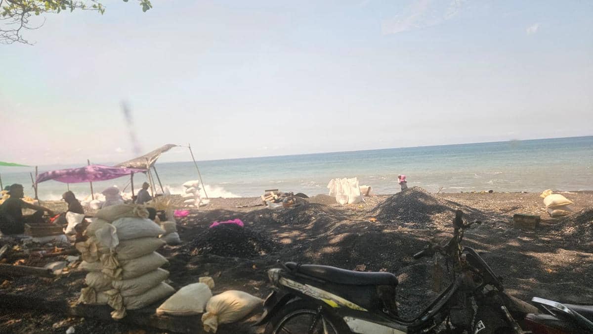 Kondisi pesisir Watu Klotok, Klungkung. 