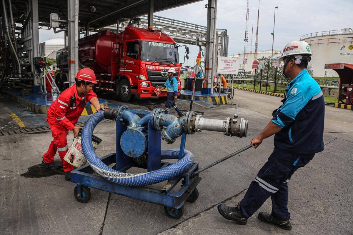 Petugas menyiapkan pipa sebelum proses pengisian Bahan Bakar Minyak (BBM) ke dalam mobil tangki di PT Pertamina Patra Niaga Integrated Terminal Semarang, Jawa Tengah, Selasa (9/12/2025). (ANTARA FOTO/Makna Zaezar)