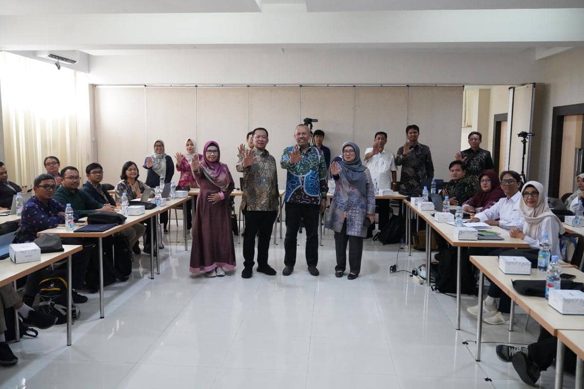 Wakil Ketua KPK Fitroh Rohcahyanto dan Rektor Universitas Janabadra Risdiyanto