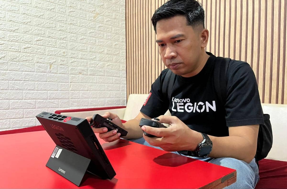Legion Go 2 dengan detachable Legion TrueStrike Controller.jpeg