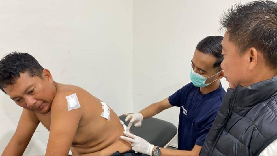 Korban Andi Saputo mendapatkan penanganan tim medis.