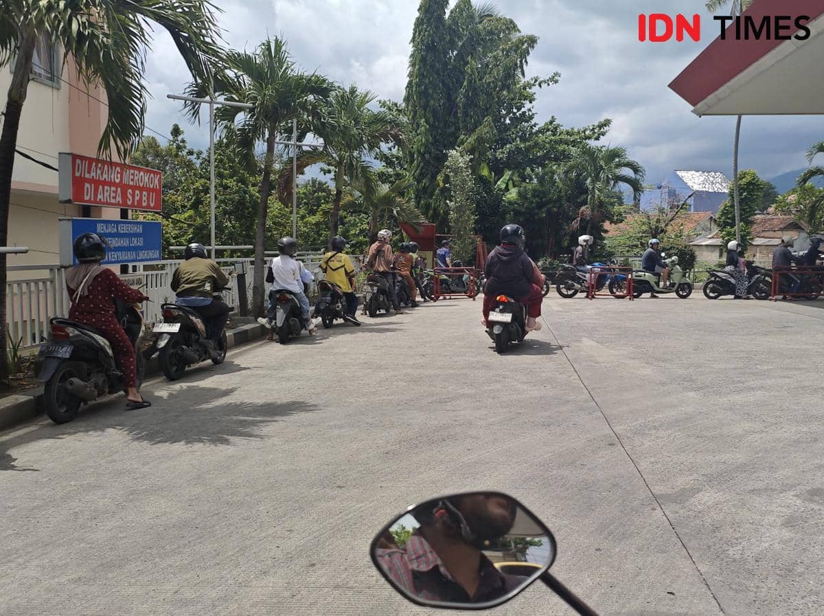 Penampakan antrean kendaraan isi BBM di SPBU Kota Bandar Lampung.