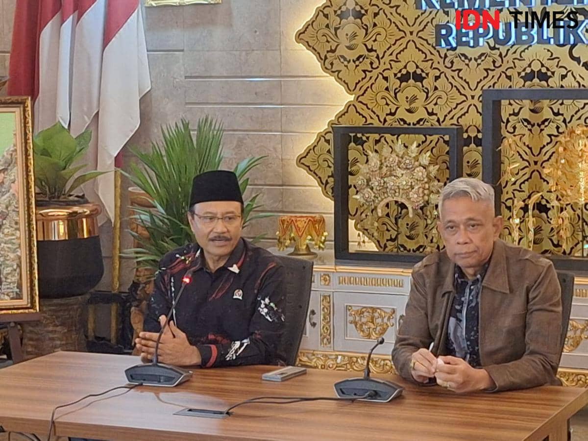 Menteri Sosial (Mensos) Saifullah Yusuf dan Wamensos Agus Jabo Priyono di Kantor Kemensos