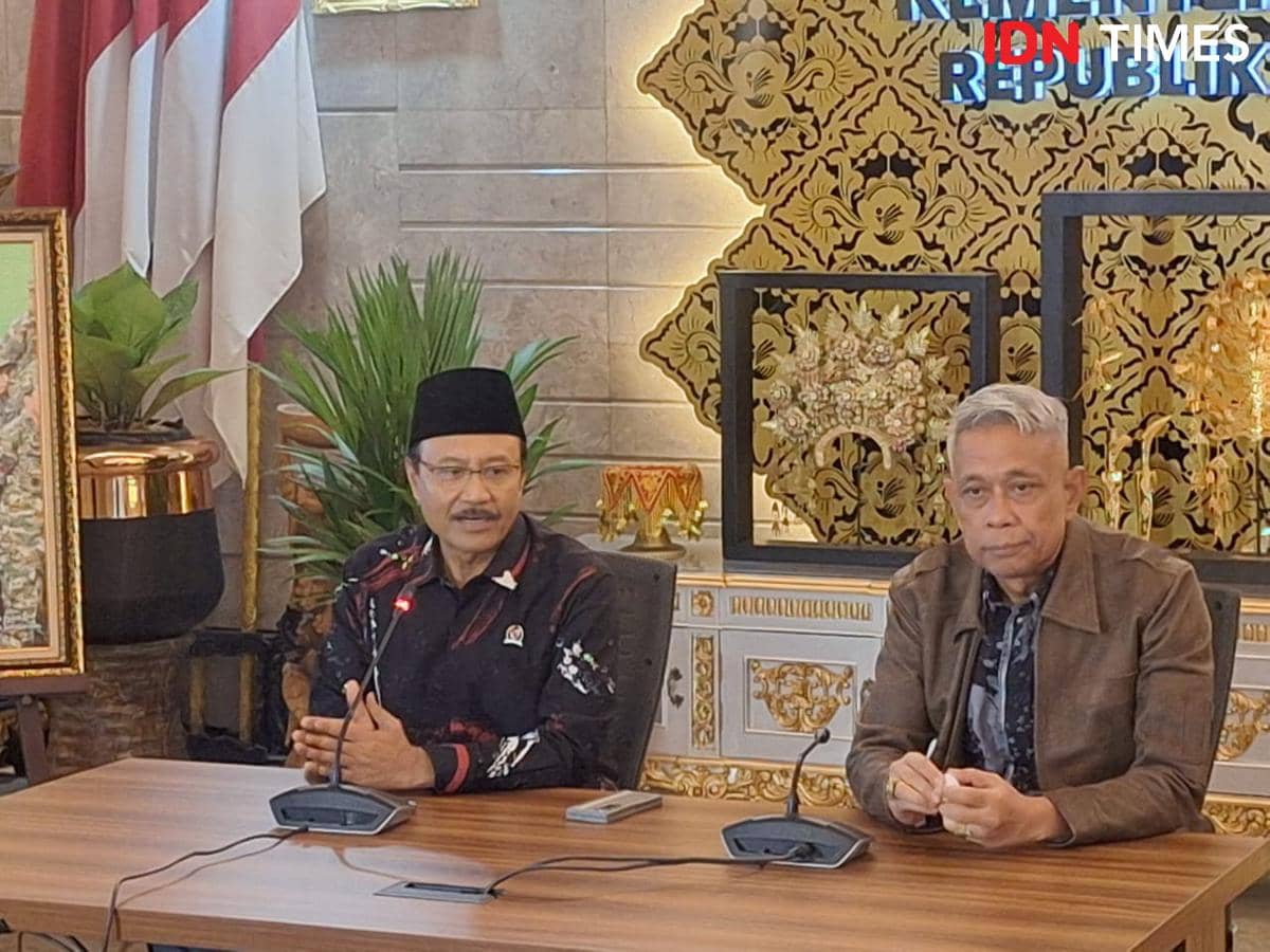 Menteri Sosial (Mensos) Saifullah Yusuf dan Wamensos Agus Jabo Priyono di Kantor Kemensos