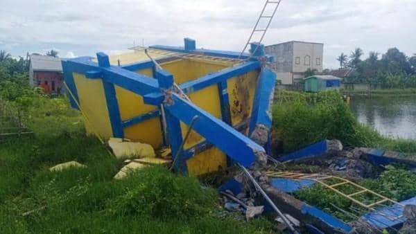tower-pamsimas-proyek-pu-pemkab-maros-roboh-1765238765860_169.jpeg