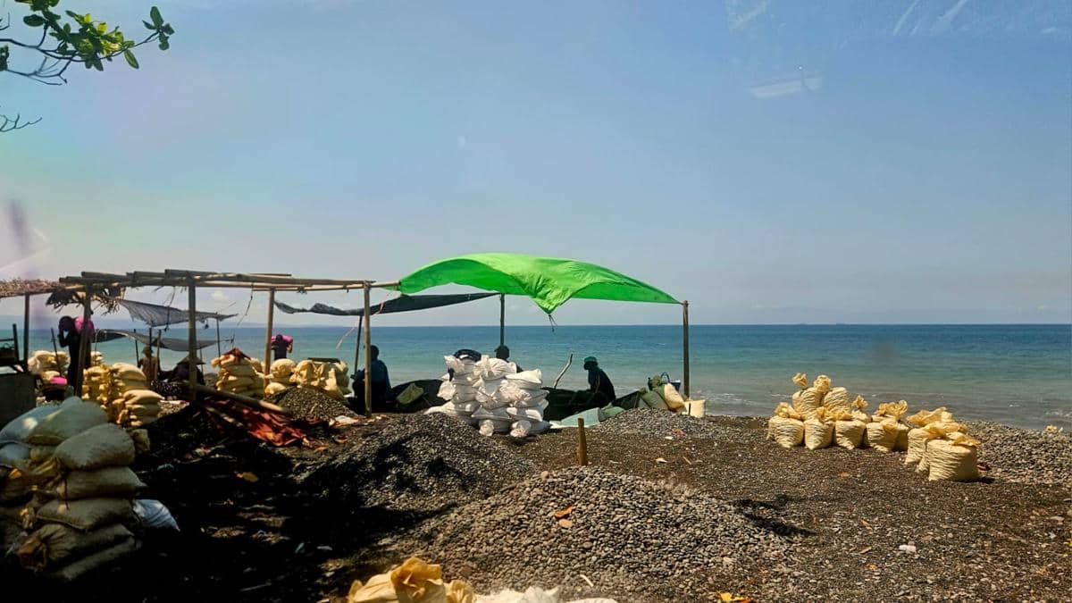 Kondisi pesisir Watu Klotok, Klungkung. 