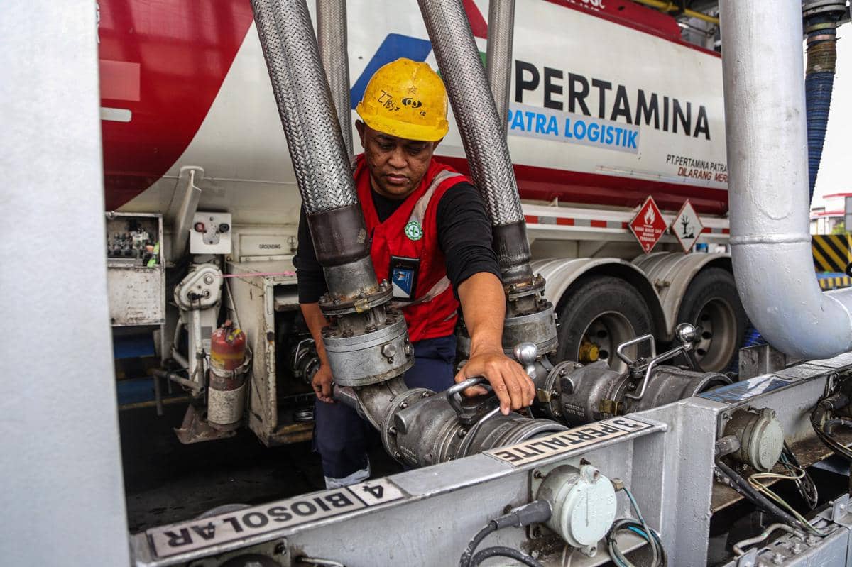 Petugas melakukan pengisian Bahan Bakar Minyak (BBM) ke dalam mobi tangki di PT Pertamina Patra Niaga Integrated Terminal Semarang, Jawa Tengah, Selasa (9/12/2025). (ANTARA FOTO/Makna Zaezar)