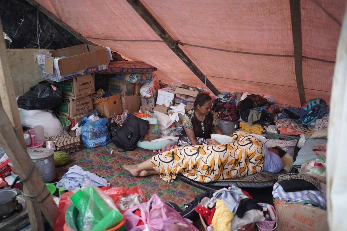 Dessi beserta anak dan cucunya saat berada di tenda pengungsian jembatan Kuala Simpang, Kabupaten Aceh Tamiang, Selasa (9/12/2025). (IDN Times/Prayugo Utomo)
