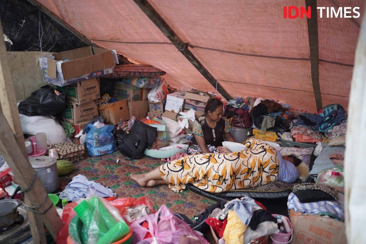 Dessi beserta anak dan cucunya saat berada di tenda pengungsian jembatan Kuala Simpang, Kabupaten Aceh Tamiang, Selasa (9/12/2025). (IDN Times/Prayugo Utomo)