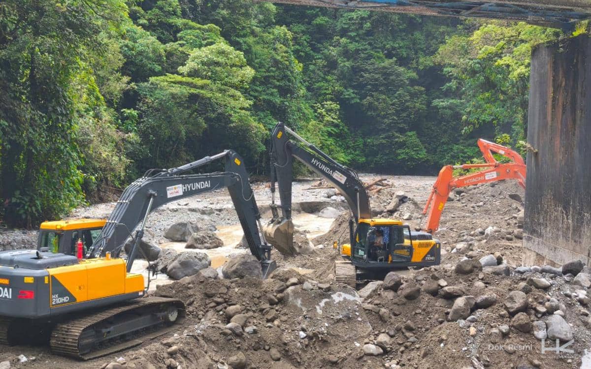 Pemulihan jalur Lembah Anai pasca banjir bandang dan longsor.