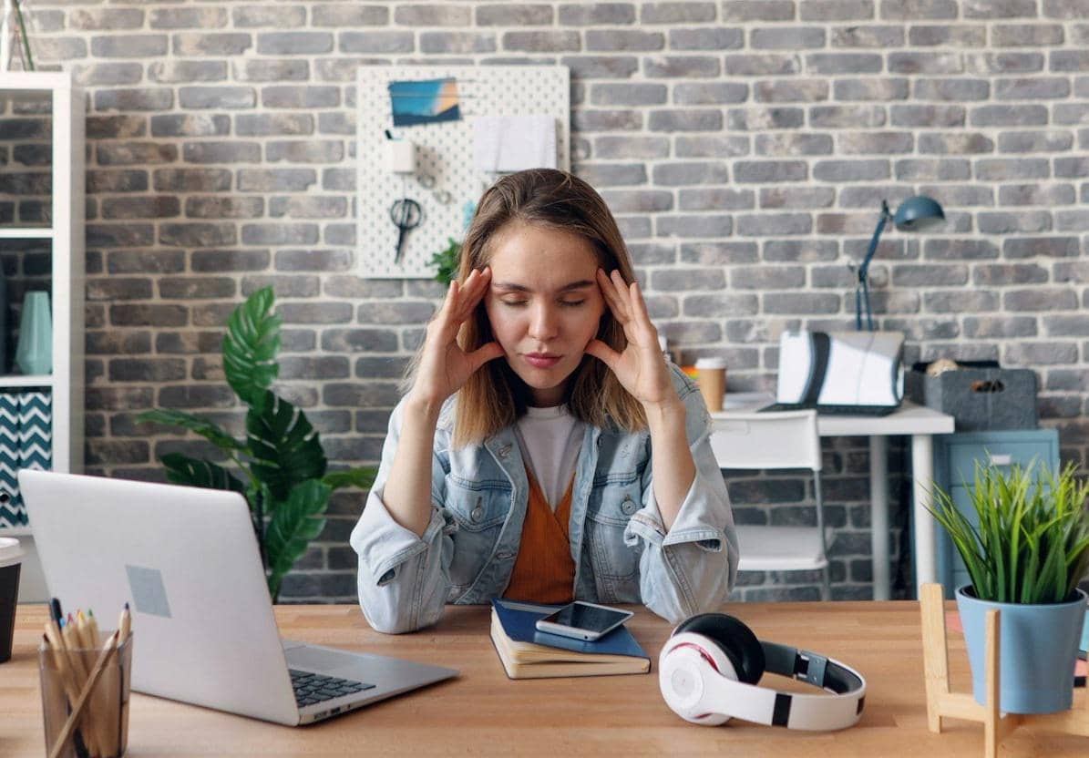 Ilustrasi stres bekerja (unsplash.com/Photo by Vitaly Gariev)