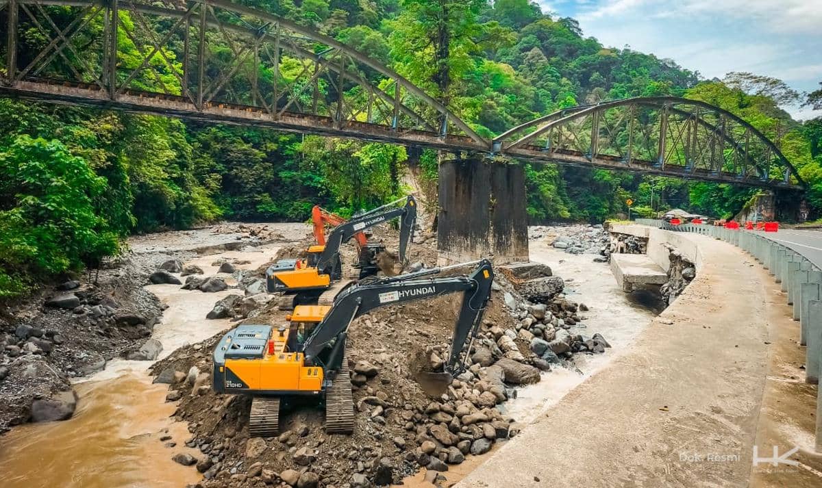 Pemulihan jalur Lembah Anai pasca banjir bandang dan longsor.