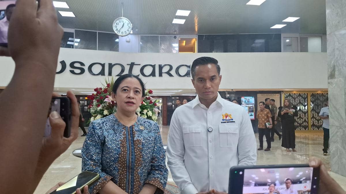 Ketua DPR RI Puan Maharani (kiri) dan Ketua Kadin Anindia Bakrie (kanan) di Komplek Parlemen Jakarta. (IDN Times/Amir Faisol)