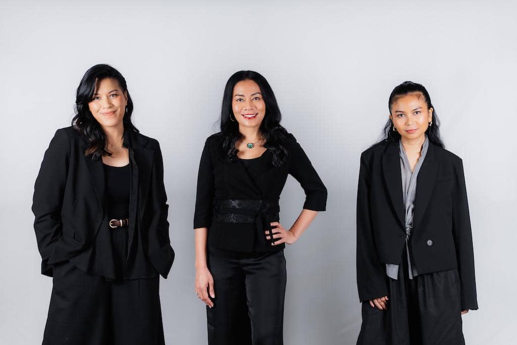 Netflix resmi menggandeng Dee Lestari untuk pertama kalinya dalam proyek adaptasi tiga novel karyanya, yakni Rapijali, Perahu Kertas, dan Aroma Karsa, ke dalam bentuk Original Series.