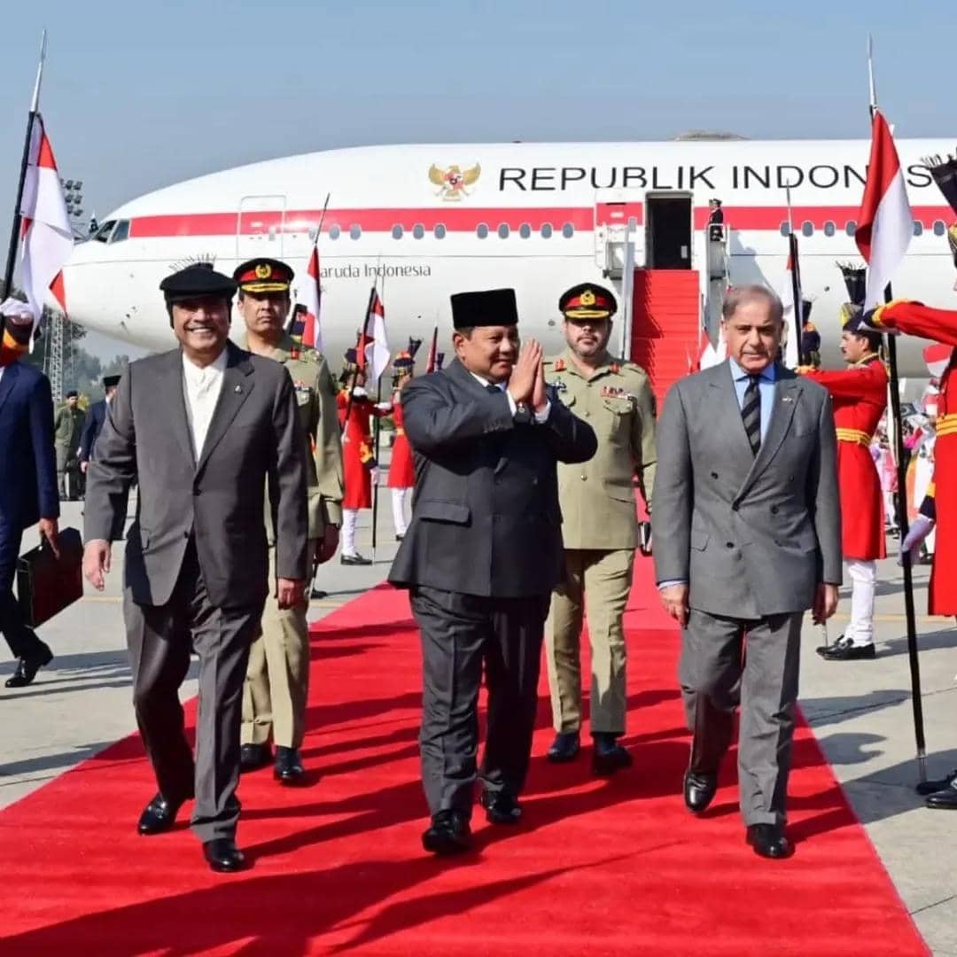 potret Presiden Prabowo Subianto disambut oleh Presiden Pakistan Asif Ali Zardari (kiri) dan Perdana Menteri Pakistan Shehbaz Sharif (kanan) saat tiba di Bandara Nur Khan Base, Islamabad, Pakistan pada Senin (8/12).