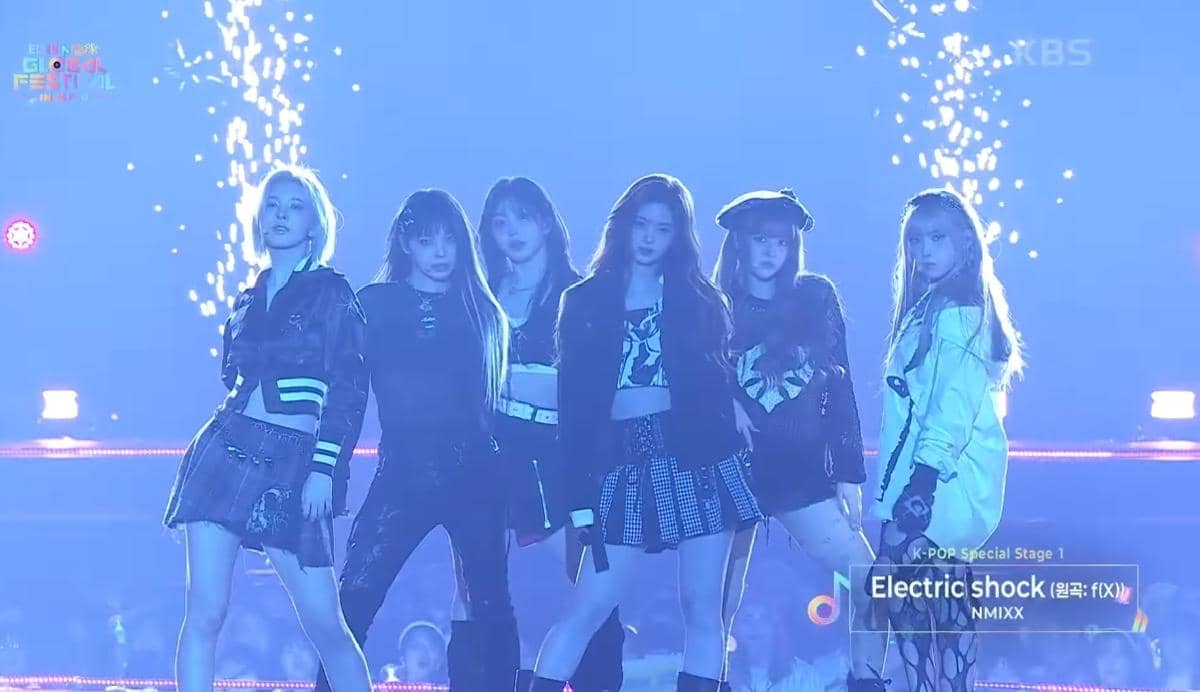 penampilan cover NMIXX untuk lagu "Electric Shock" milik f(x) di acara Music Bank Global Festival in Japan 2024