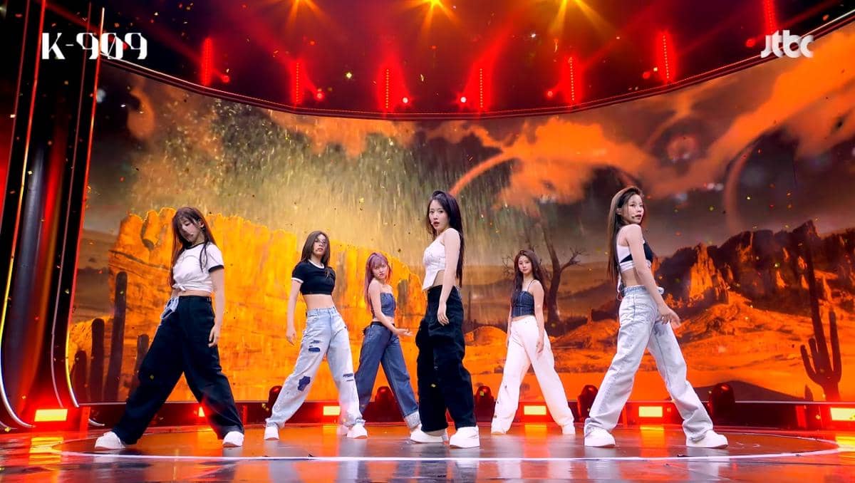 cuplikan penampilan cover NMIXX untuk lagu "Hey Mama" di acara K-909