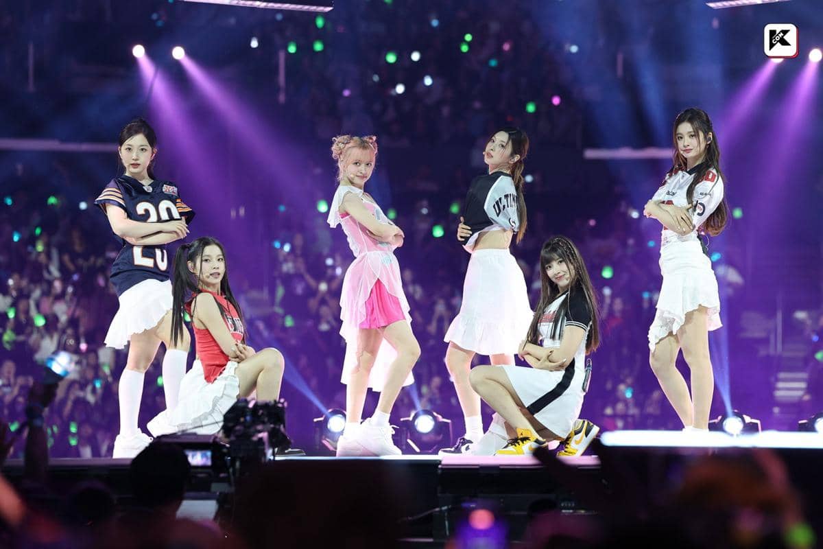 penampilan cover NMIXX untuk lagu "The Feels" milik TWICE di panggung KCON LA 2023