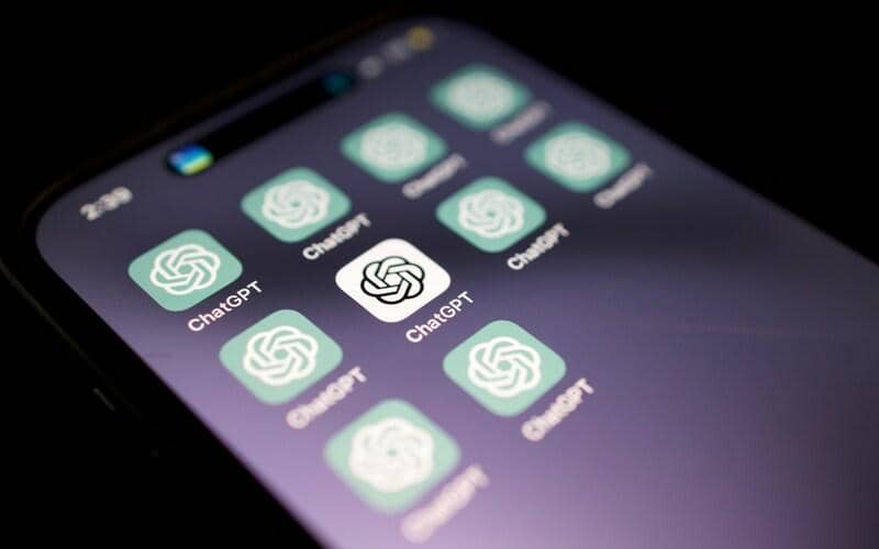 ilustrasi aplikasi ChatGPT di smartphone