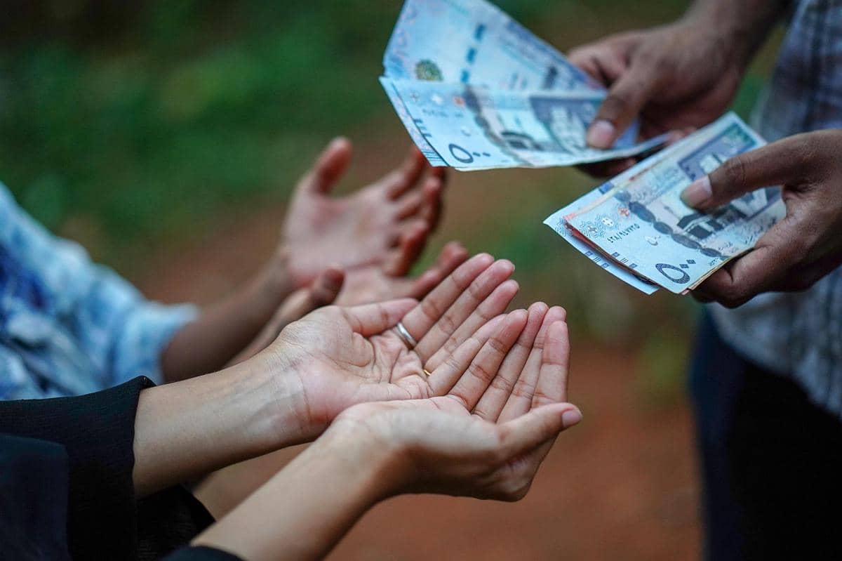 ilustrasi memberi nafkah