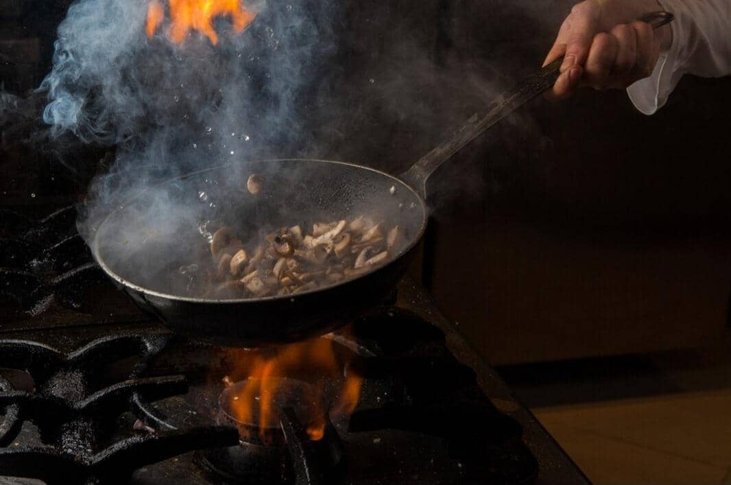 ilustrasi masak dengan api besar (freepik.com/8photo)