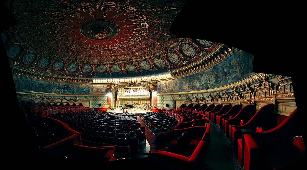 Fresko karya Costin Petrescu menghiasi bagian dalam dinding melingkar aula konser