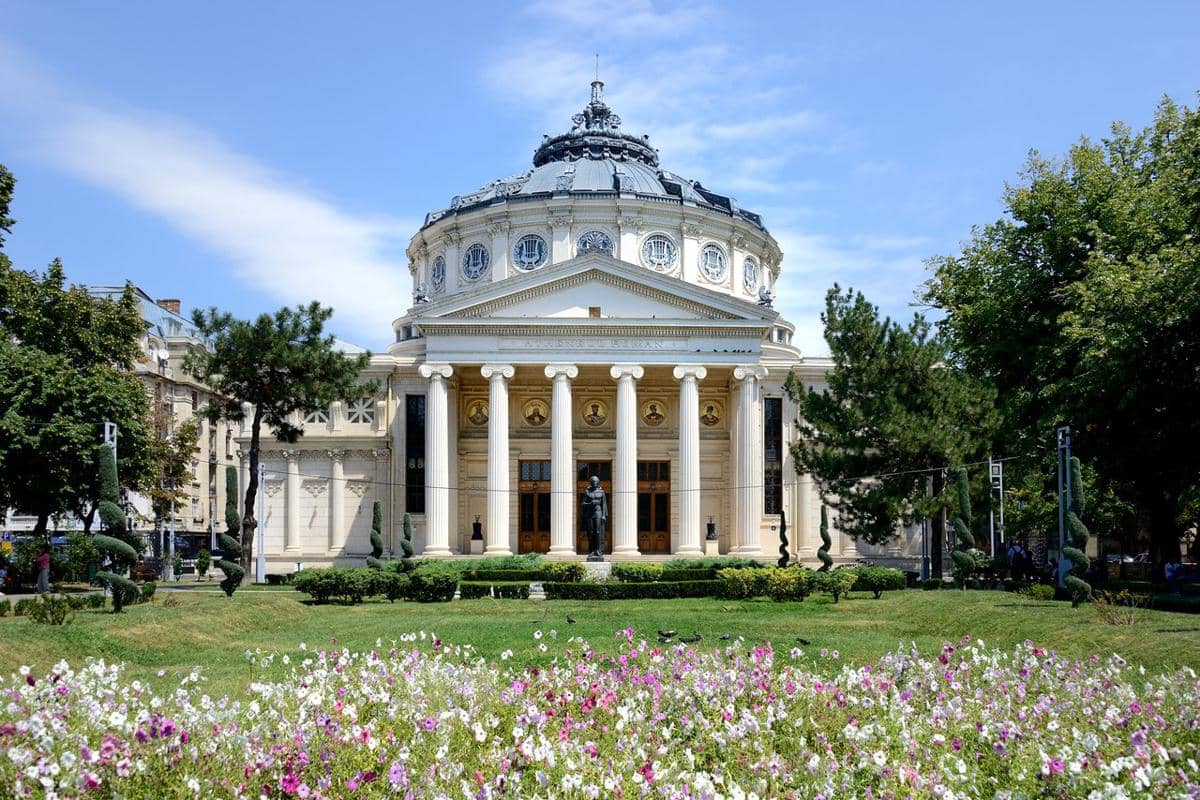 Athenaeum Rumania (Ateneul Român), sebuah gedung konser dan landmark terkemuka di pusat kota Bukares, Rumania